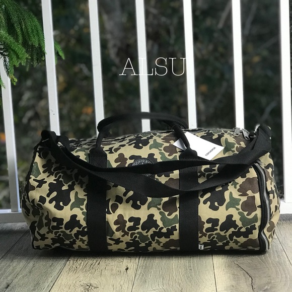 NWT Chuck Duffel Bag Navy Camo AUTHENTIC - Picture 2 of 8